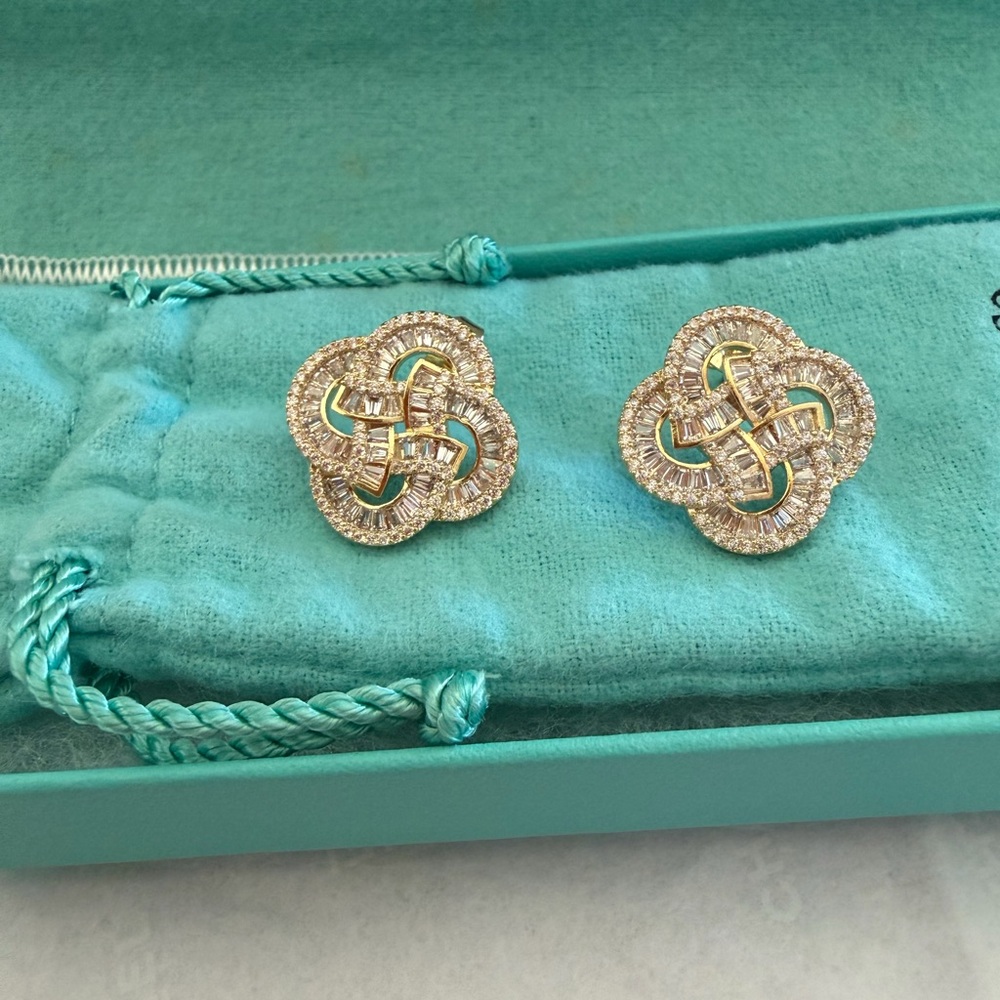 MONACO Clover Earrings 18k gold $2,500 LUXURY